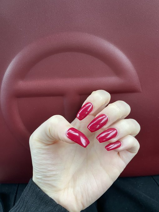 matching your nails to your bag>> https://t.co/sLolotuui8