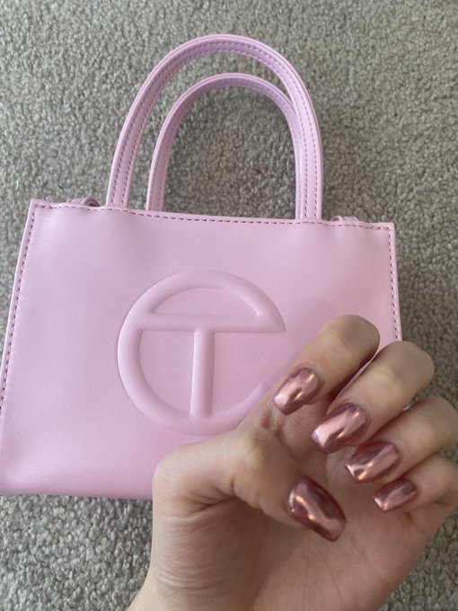 matching your nails to your bag>> https://t.co/sLolotuui8