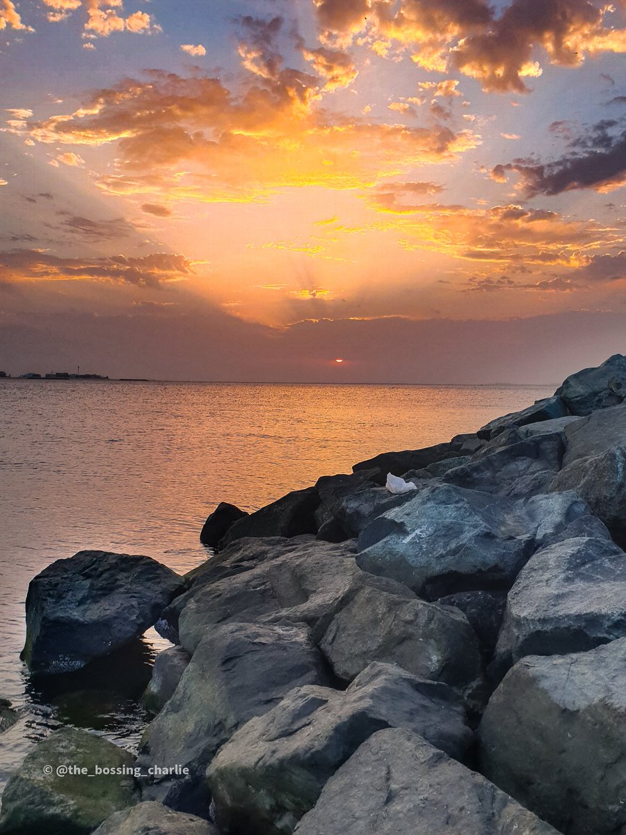 Sharr0's tweet photo. Just a way to end the day and a bunch if random hashtags #dubai #mydubai #February #Twibbon #photo #COVID19 #Corona #Peace #lockdown #LISA #AMC #BiggBoss14 #dogecoin #UAEMarsMission #China #hashtag #VoiceOutYourLove #Clubhouse #gamer #you https://t.co/drfgWxml7P