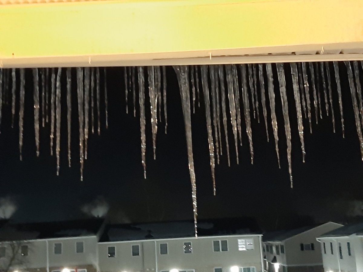 iVRP22's tweet photo. Icicles on my patio roof
🥶🥶🥶
#USAWinter
#WinterBurst https://t.co/ChlKjCwoiv