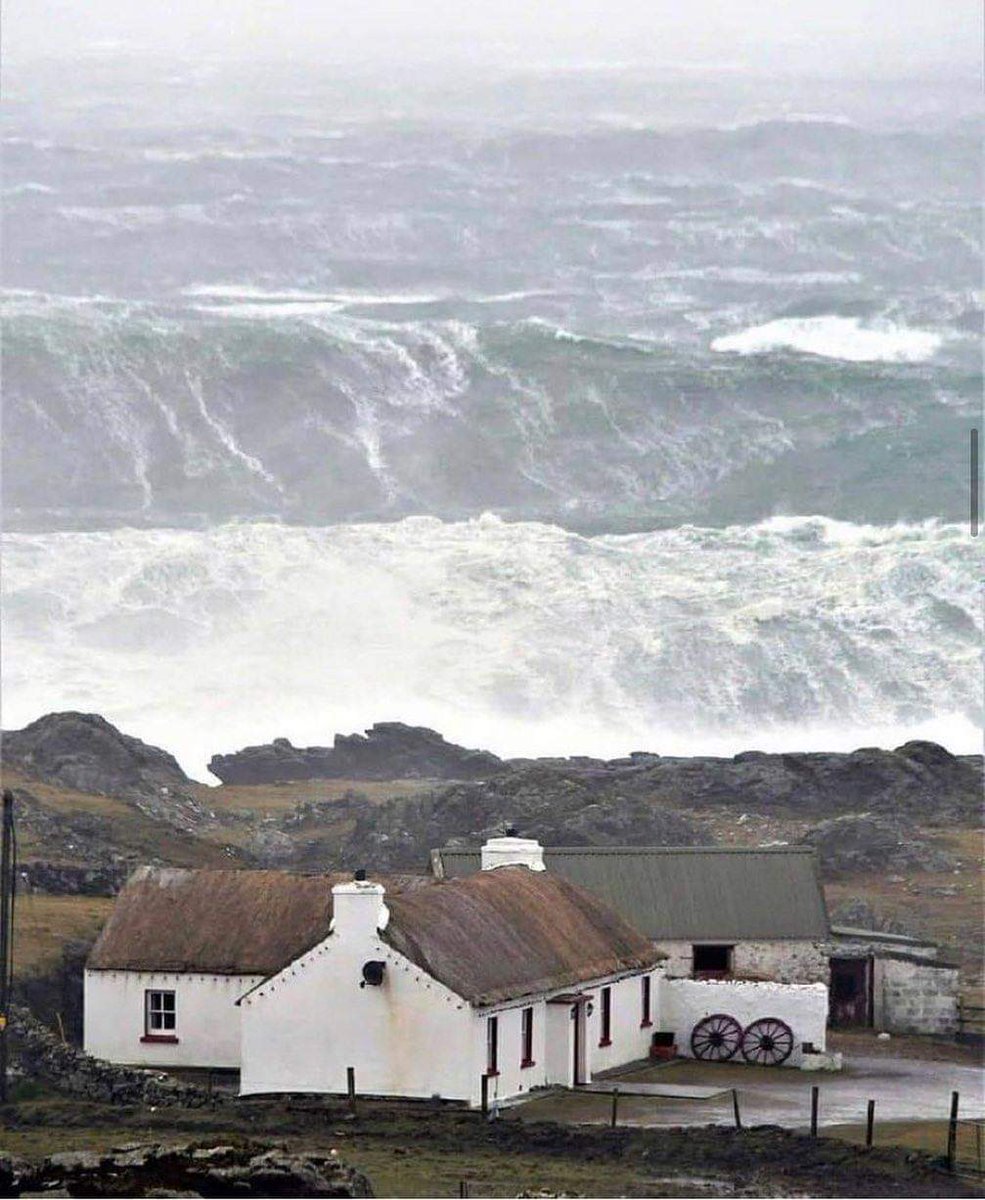 Evanis's tweet image. Now this is a stormy ocean. It's definitely beautiful and definitely a little frightening! Cionn Mhálanna, Dún na nGall (Malin Head in Donegal). Photo by MichaelMcDaidsPhotograpy [IG]