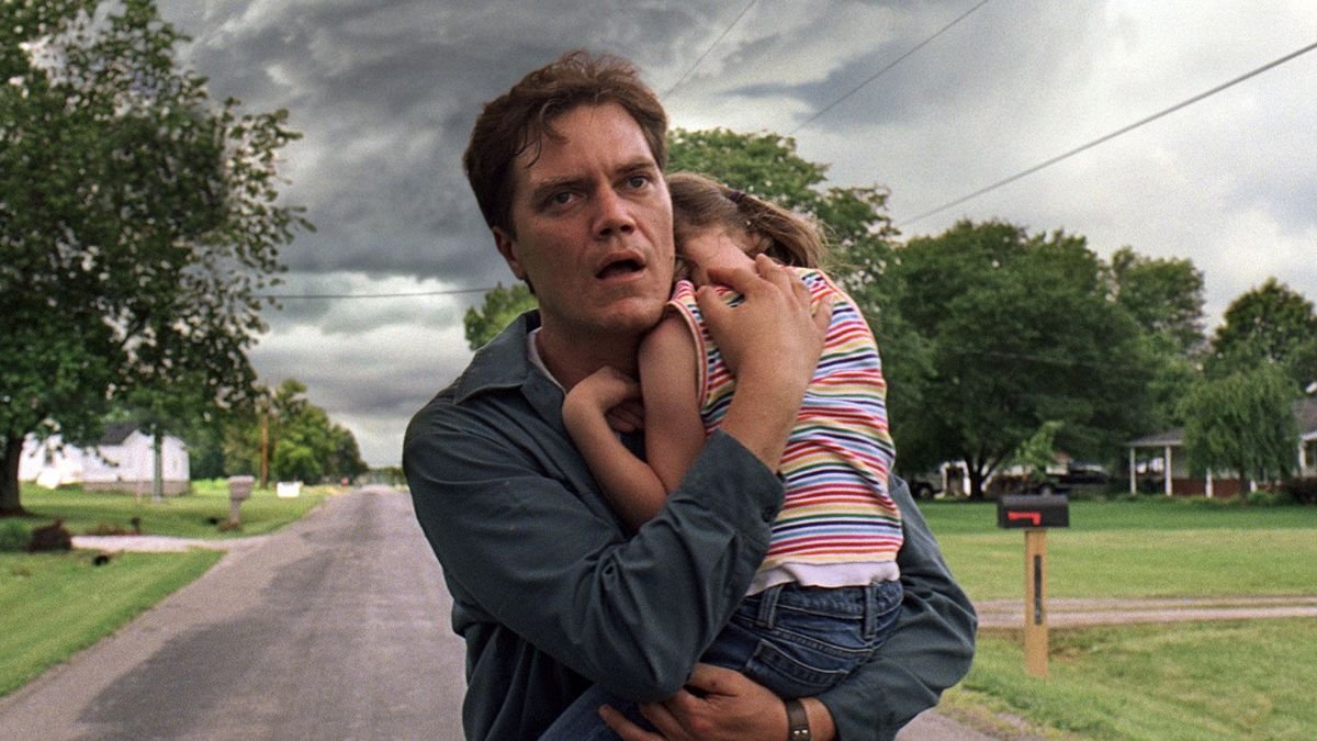 Découverte de #TakeShelter et quelle grosse claque. Une paranoïa grandissante pour un personnage très touchant dans sa détresse et dans la folie dans laquelle il se noie alors qu'il entraîne sa famille avec lui. Michael Shannon est incroyable.