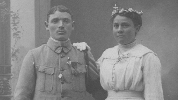 BranchesPommier's tweet photo. #LeMoisGeneatech - #DéfiEcriture sur la Saint-Valentin💑 je vous propose une enquête pour identifier un soldat de la #Guerre1418  et sa femme sur une photographie de mariage #Genealogie  https://t.co/grXgAPWGLy https://t.co/JVTJkuDdZU