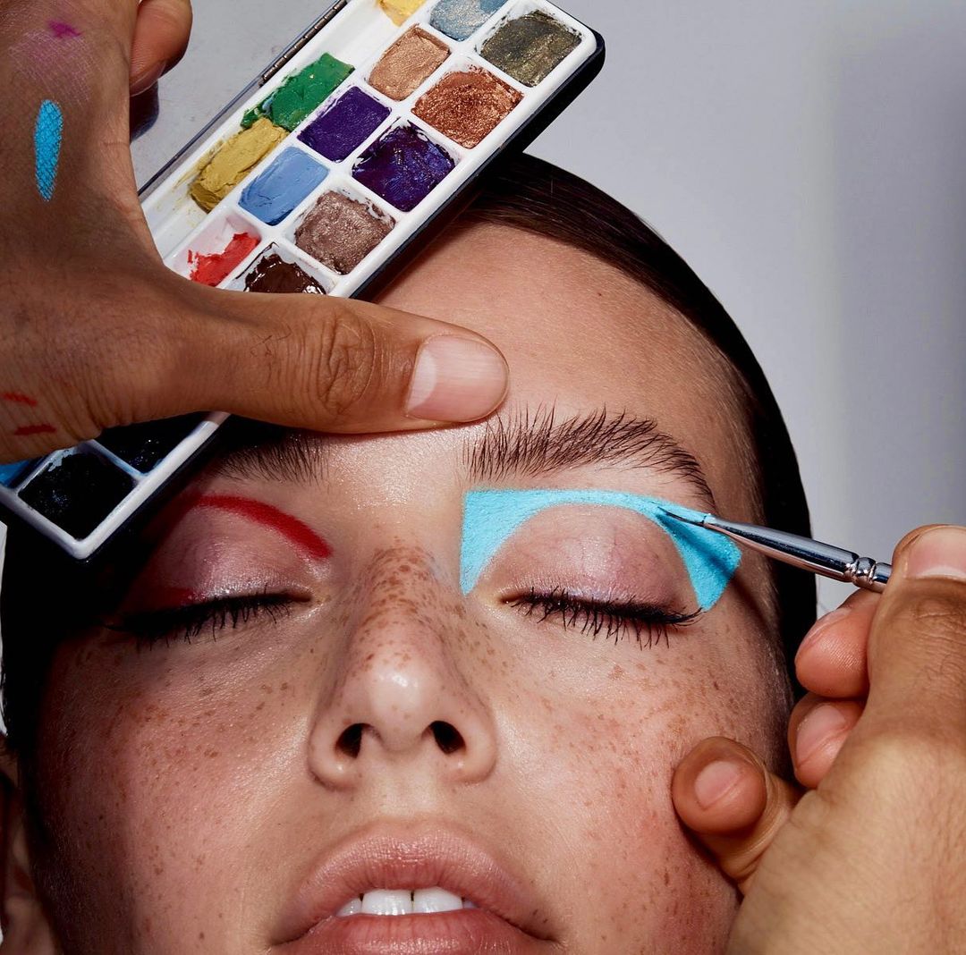 TheWallGroup's tweet photo. Painted π¨ #JessicaClements with makeup by #TyronMachhausen.
Photographed by #SarahSilver #TWGArtists https://t.co/P1zoS73Xmp