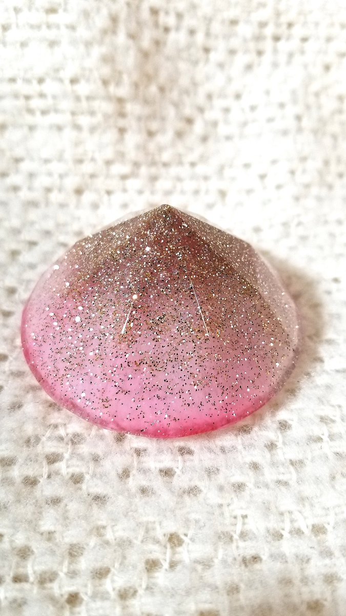 chunky_glitter's tweet photo. Shine bright like a 💎

Don’t mind me, just staring at this rose gold glitter all day.😍

You can buy our pieces here: https://t.co/jYcpWHqvEw

#handmade #handmadejewelry #etsy #resin #diamond #gem #rosegold #pink #gold #smallbusiness #diamonds #shopsmall #shoplocal https://t.co/TBhuhGs3ZU