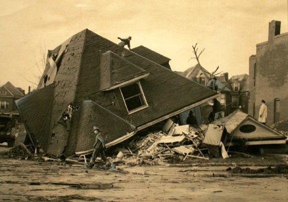 STLyesterday's tweet photo. #OnThisDay in 1959: See images from the tornado that toppled the Channel 2 tower and ripped part of the roof off The Arena https://t.co/s1TDWvuqof https://t.co/R0t3OqIE1M