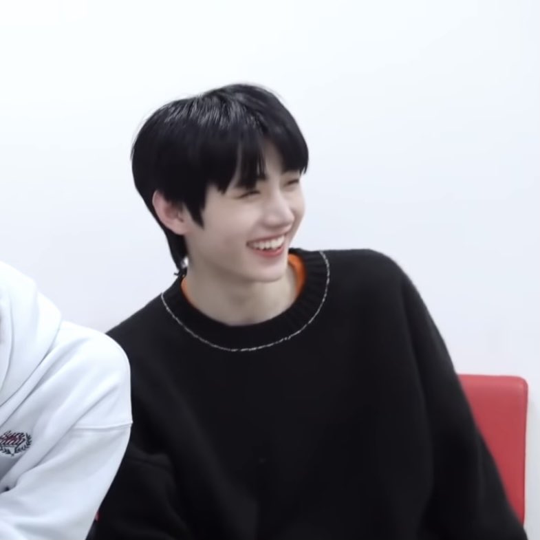 giggly sunghoon 

#SUNGHOON #성훈 #ENHYPEN <a href="/ENHYPEN_members/">ENHYPEN</a>