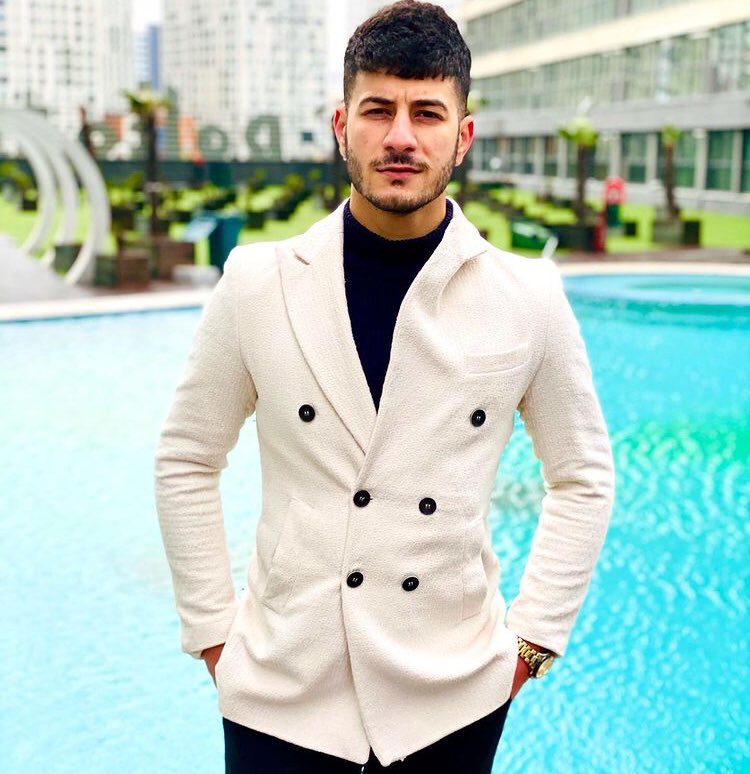 “Kaoslar hakkında ne düşünüyorsun?” Sorusuna cevap veren Halibor: “Bir şey düşünmüyorum, hepsi birer birer yazılıp çizilen bir senaryo.”