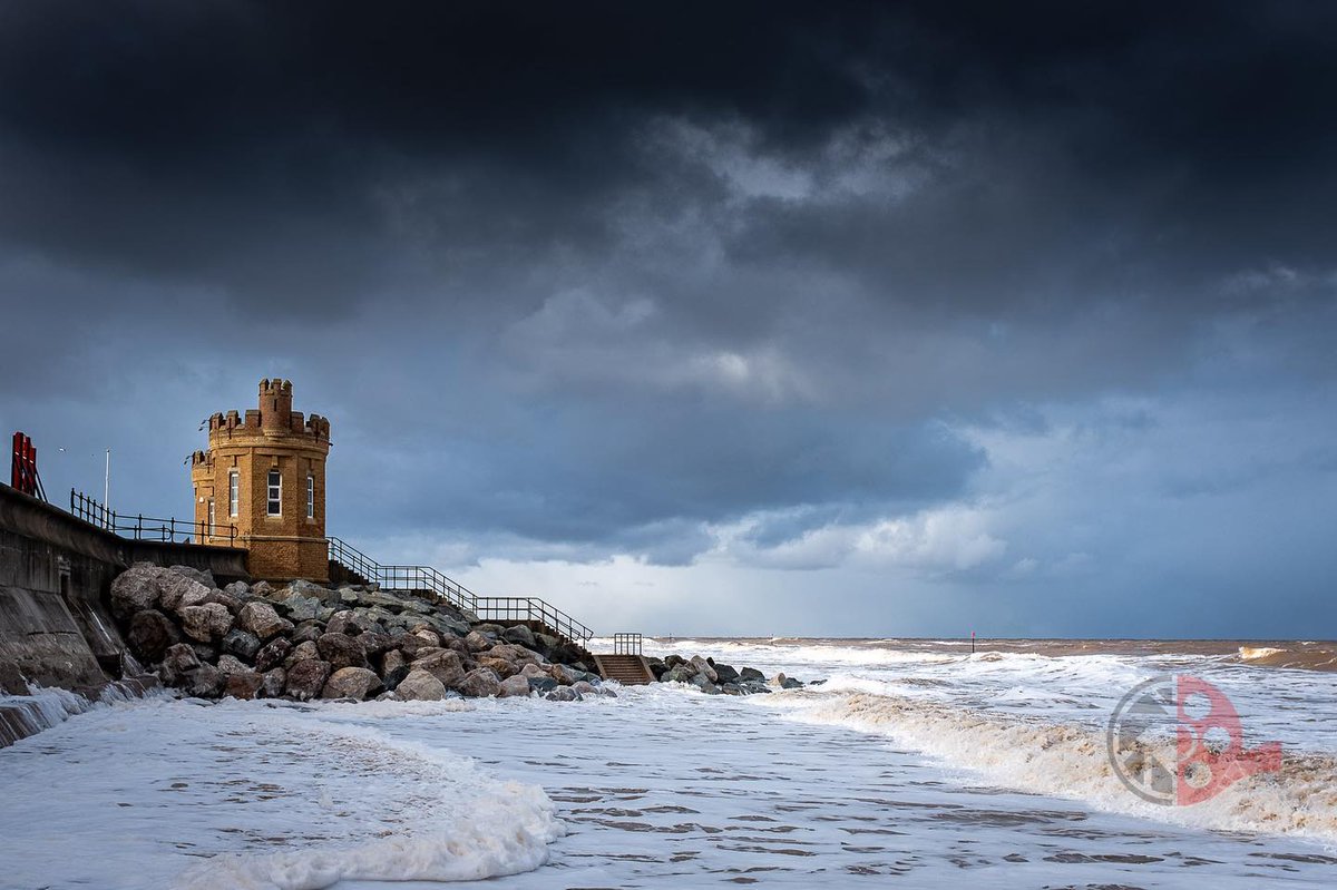 dazcaseyphot's tweet photo. #StormDarcy subsiding at #Withernsea beach. The sun breaking through to highlight the frothy waves. The great #Yorkshire #coast #Weather https://t.co/wWFpKGQYuX