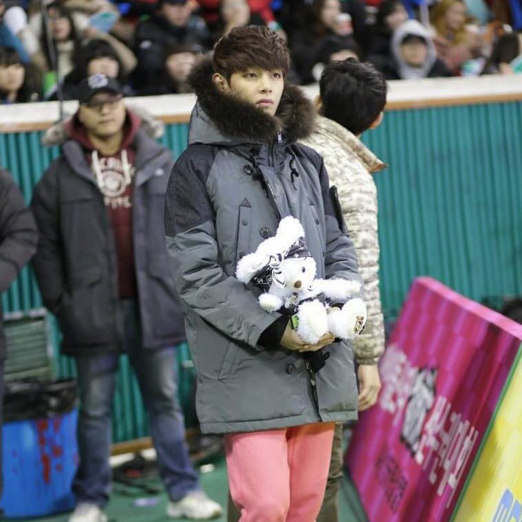 seeing the teddy bear in yoongi’s room reminded me of when taehyung was holding yoongi bear to represent him during ISAC 😭