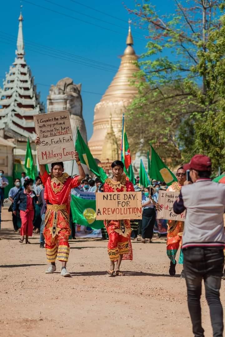 10.2.2021 Peaceful demonstration by the people of Bagan in Burmese cultural costumes🥰Get rid of the junta as soon as possible🙏Please help 🙏Get justice!🙏
#Savemyanmar🇲🇲
#justiceformyanmar🇲🇲
#Hearthevoiceofmyanmar🇲🇲