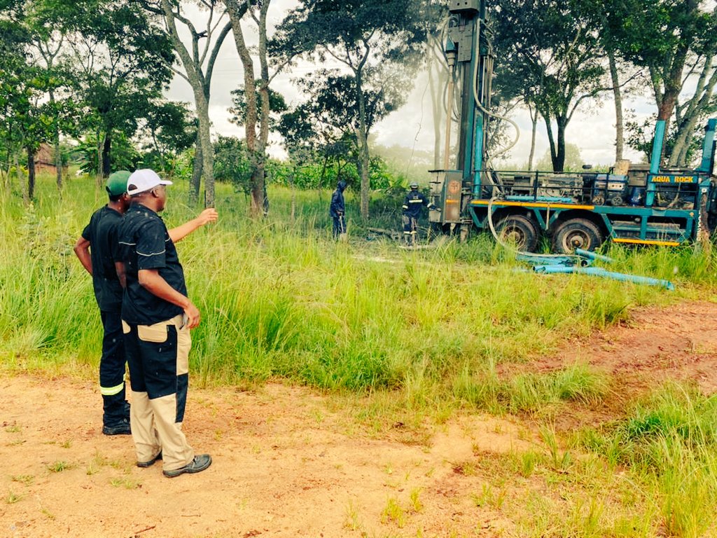 farmbuzz1's tweet photo. STRATEGIC PARTNERSHIPS
Our agriculture patnership with @bheronicholas is going well as we spent the day with @DartexD drilling boreholes at the farm in Acturus. Dartex is a borehole drilling company and they are offering 5% to all farmers who are associated with us
#SmartFarming https://t.co/eioSbaAfUf