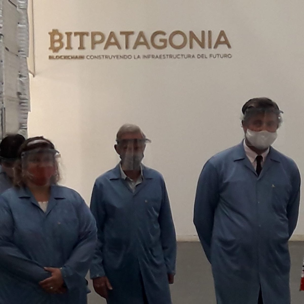 BitPatagonia's tweet photo. Gracias al embajador de Alemania en argentina @AlemaniaenArg y el secretario de industria de la provincia Juan Ignacio Garcia @GobiernoTDF Sonia Renzone @SRenzone por la visita oficial a nuestra planta industrial del datacenter de #blockchain. Tecnologia 4.0 en #Ushuaia https://t.co/F8JPVCFW4K