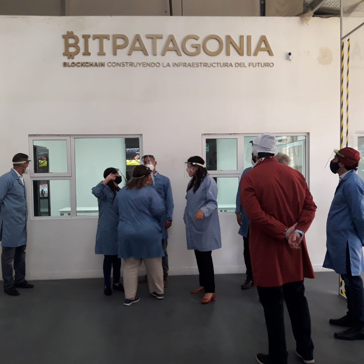 BitPatagonia's tweet photo. Gracias al embajador de Alemania en argentina @AlemaniaenArg y el secretario de industria de la provincia Juan Ignacio Garcia @GobiernoTDF Sonia Renzone @SRenzone por la visita oficial a nuestra planta industrial del datacenter de #blockchain. Tecnologia 4.0 en #Ushuaia https://t.co/F8JPVCFW4K