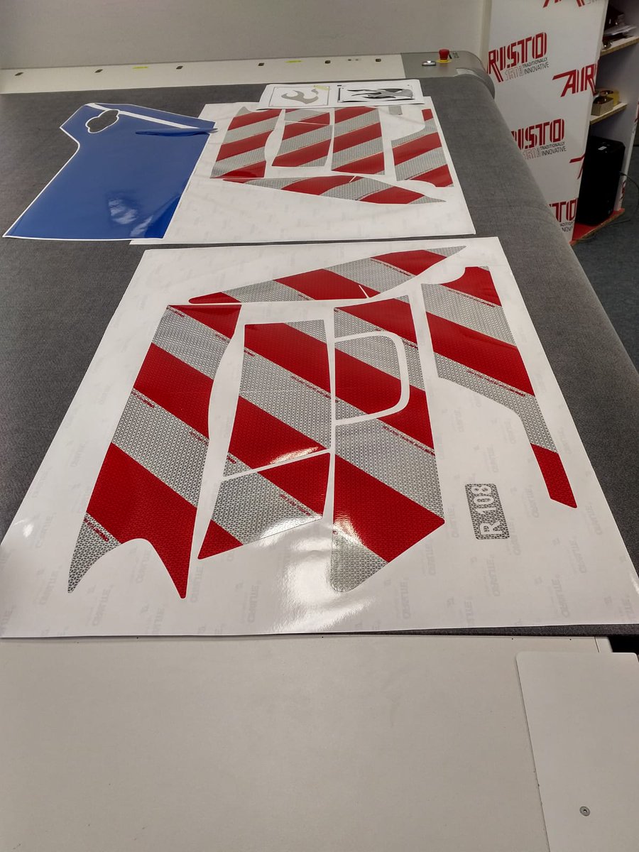 #ReflectiveVinyl #TrafficSigns #CarWrapping #cutting #sealing