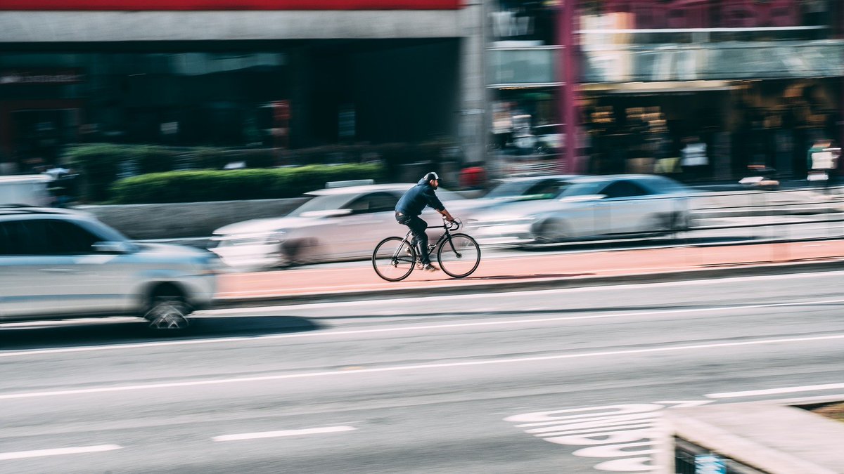 brewbart's tweet photo. Realtime communicatie vanuit de fiets richting autoverkeer kan ernstige verkeersongevallen met auto’s verminderen - en levens redden. "Sensoren op de fiets zijn waardevoller dan de sensoren in de auto”, zeggen @TNO_pers , @BoschNederland en @RideShimano  https://t.co/y7X7sut07j https://t.co/C74OoUwUq9