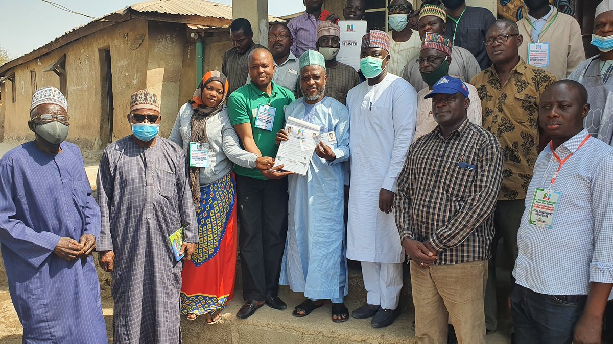 After d flag off registrn ystday, APC party stalwarts from Kaiama Ward III this afternoon joined me to celebrate my membership revalidation/registration at Zango Polling Unit. Among others were Unit/Ward excos, Hon. Danbaba of KWSHA and the Dangaladiman Kaiama. <a href="/APCKwaraState/">APC Kwara State</a>