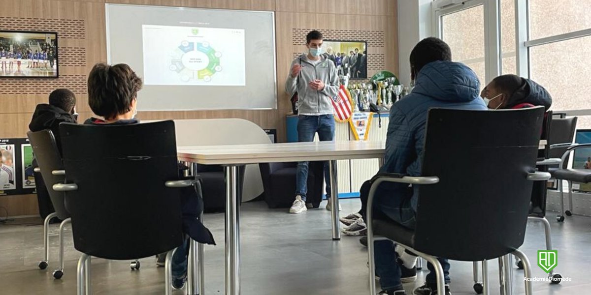 BernardDiomede's tweet image. A l’occasion de la #SOP2021, l’Académie Diomède a animé un atelier sur les métiers du sport à @Issylesmoul.

Au programme : 
💼 8 corps de métiers du sport présentés
👀 1 quizz sur les JO &amp;amp; Paris 2024
🤝 3 rencontres avec d’anciens académicien.nes

#TerredeJeux2024