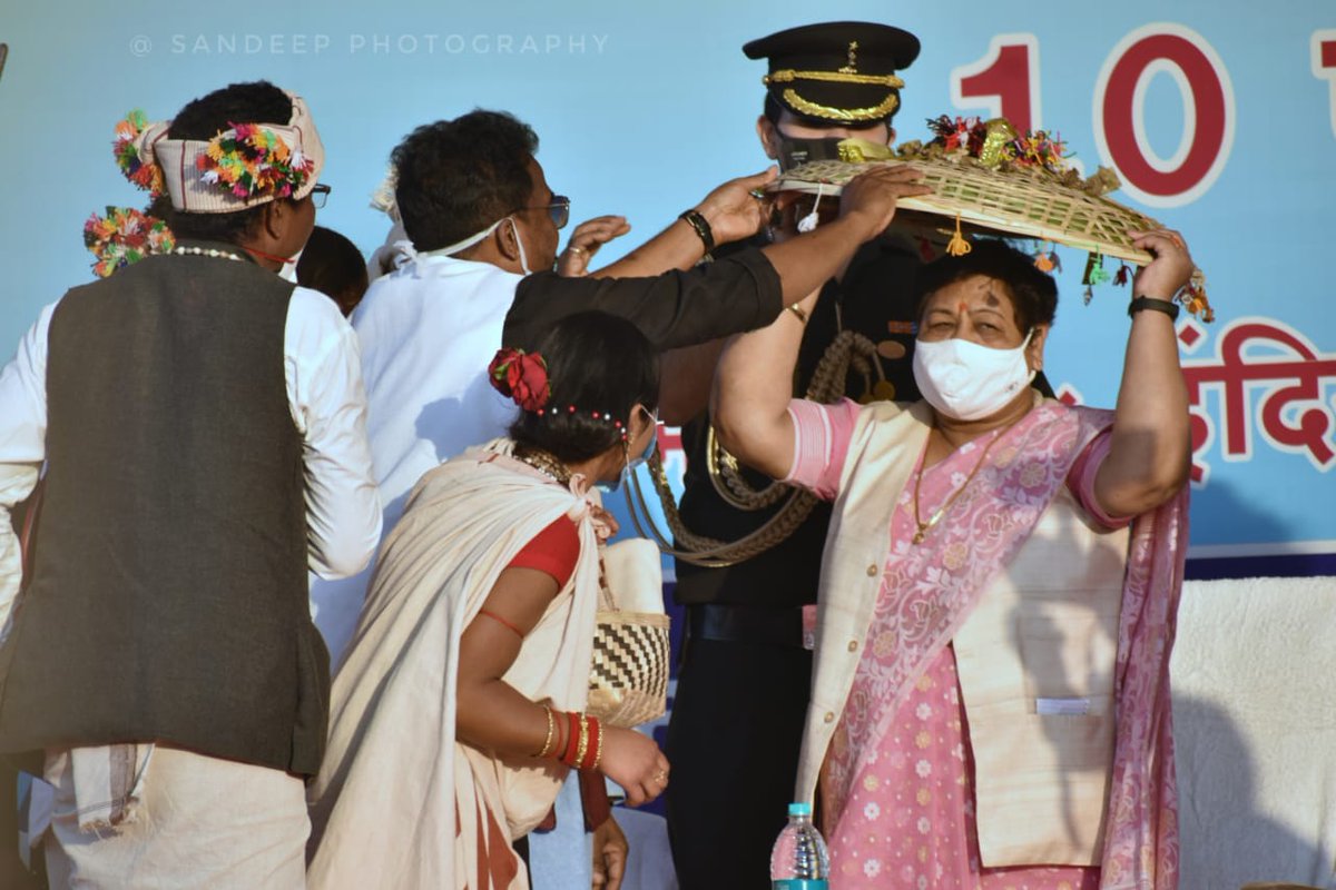राज्यपाल सुश्री अनुसुईया उइके आज भूमकाल दिवस के अवसर पर जगदलपुर में आयोजित कार्यक्रम में शामिल हुई । कार्यक्रम में जनजातीय समाज के लोगों ने राज्यपाल को खुमारी पहनाकर उनका परम्परागत ढंग से स्वागत किया।🙏
