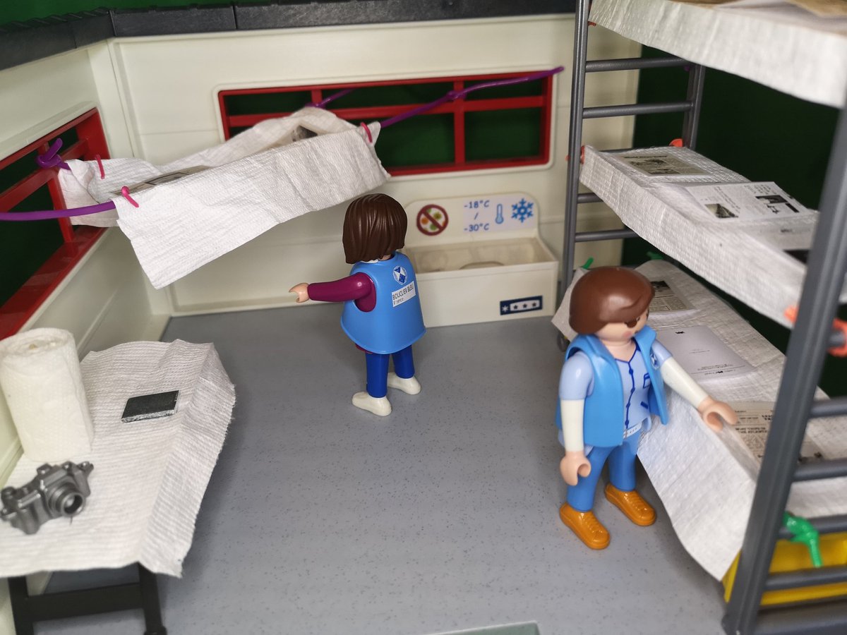 Mettez des feuilles de buvard ou de papier absorbant blanc dans les livres.Pour les gravures, photos, documents en feuilles, faites-les sécher à plat.Vous pouvez utiliser un drap placé sur deux cordes à linge pour améliorer la circulation de l'air. http://www.bouclier-bleu.fr/blog/2020/10/05/sauver-le-patrimoine-familial-suite-a-une-inondation/