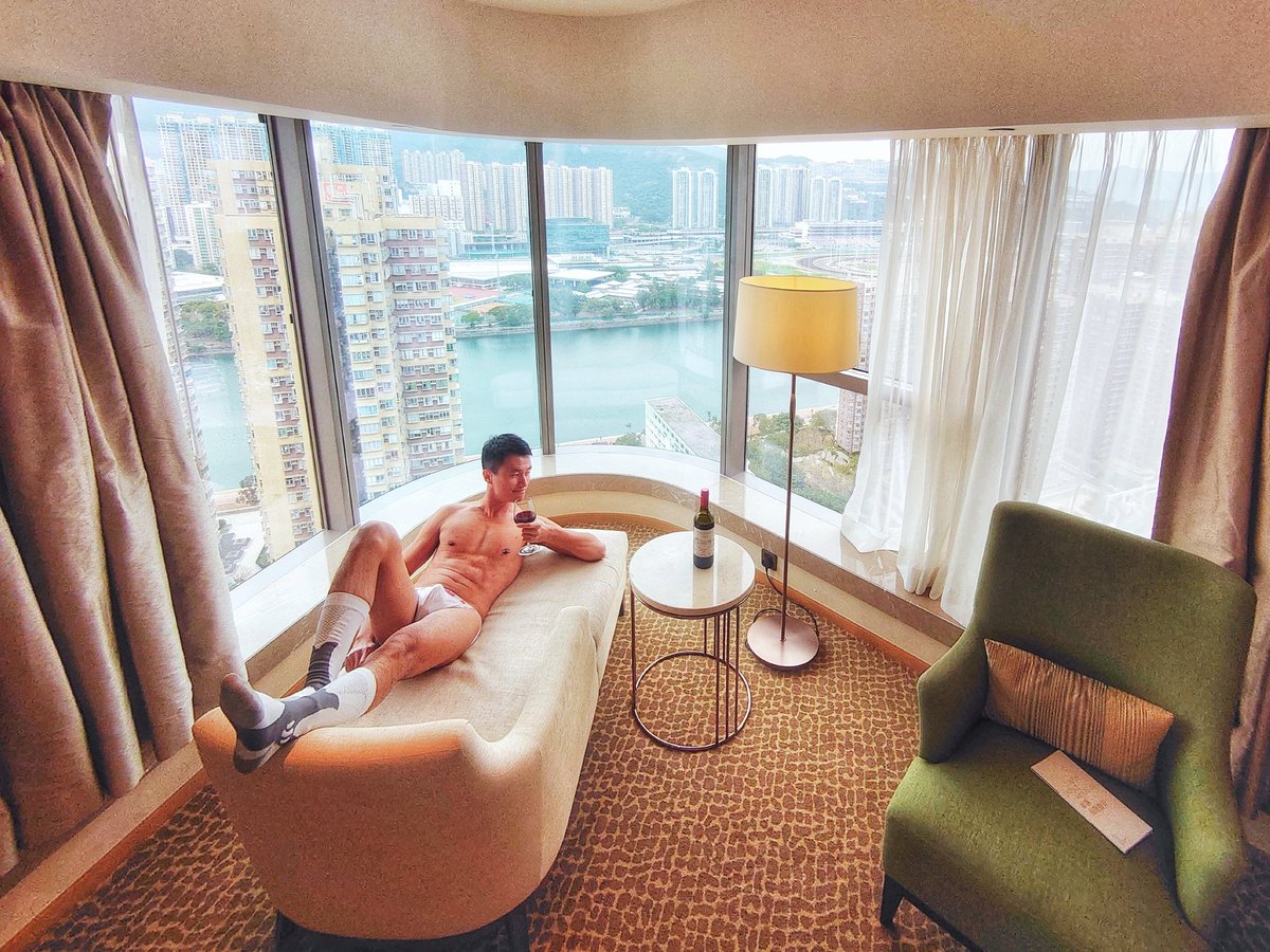 BenniPosenov's tweet photo. I have never leave my glass empty...
一睜眼就開喝，我沒救了！
@CourtyardHotels  
#DrinkDrankDrunk  
#staycationhongkong  
#studiosuite  
#panoramicview  
#racecourseview  
#topfloor  
#thebest  
#courtyardbymarriottshatin  
#MarriottBonvoy https://t.co/YIJa08elgT