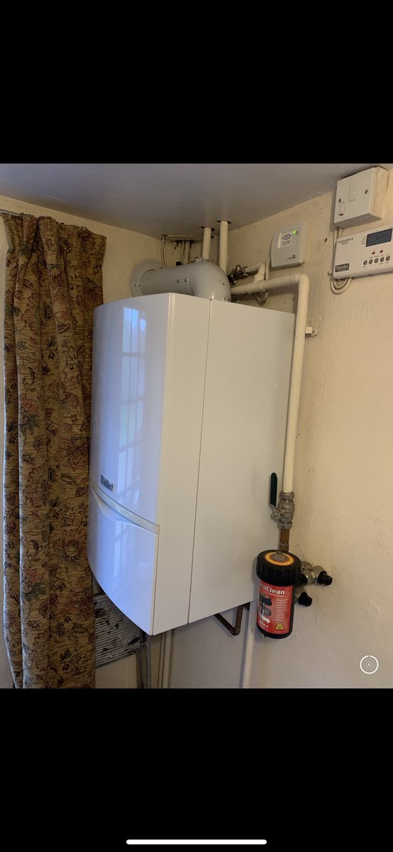 HarryAskham_'s tweet image. @vaillantuk 637 out, Vaillant ecoTEC Plus 637 in, with @SpirotechUK Spirocross LLH and MB3, @Grundfos_UK external pump, new @Honeywell_Home controls and converted from Y plan to S plan. Customer hasn’t had proper heat throughout her house for 12 years! Now she does 👌🏻