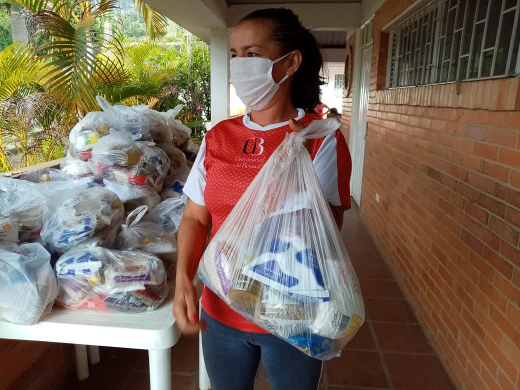 funproyeccion's tweet photo. Culminamos con éxito entrega en @ChitaraqueBoy De 985 RPC para los estudiantes de la IE San Pedro Claver sede principal con sus 14 sedes. @PAlimentarioBoy @GobBoyaca https://t.co/4FxE5xfnwr