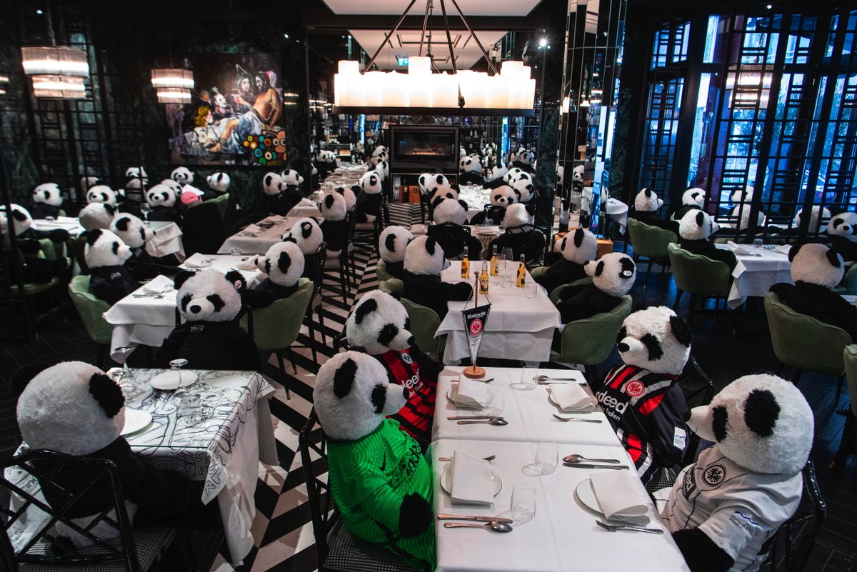 📸 Platz 1 bei den <a href="/dpa/">dpa</a>-Bildern des Jahres 2020 in der Kategorie Features geht an Boris Roessler. Das Foto zeigt die Installation „Panda-Mie“ in einem Frankfurter Restaurant. Gäste können die Bären kaufen, um den Gastronomen während der Pandemie zu unterstützen. 🎉Glückwunsch!🎉