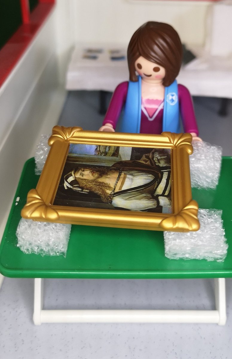 Pour les tableaux humides ou mouillés, faites les sécher à plat en plaçant des cales dans les angles pour faciliter la circulation de l'air.N'utiliser pas de sèche-cheveux et ne les mettez pas près d'un radiateur.  http://www.bouclier-bleu.fr/blog/2020/10/05/sauver-le-patrimoine-familial-suite-a-une-inondation/ #inondation  #resilience  #PlandUrgence