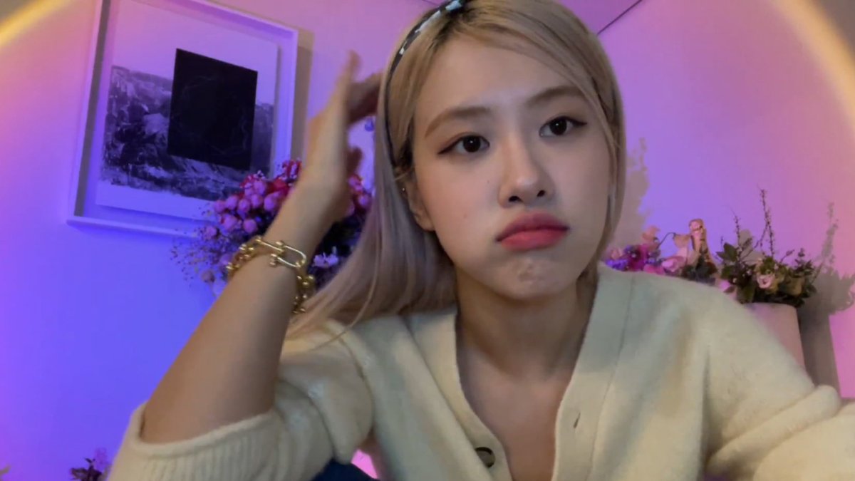 the birthday girl looks so cute🥺
#AllourLoveForROSEDay