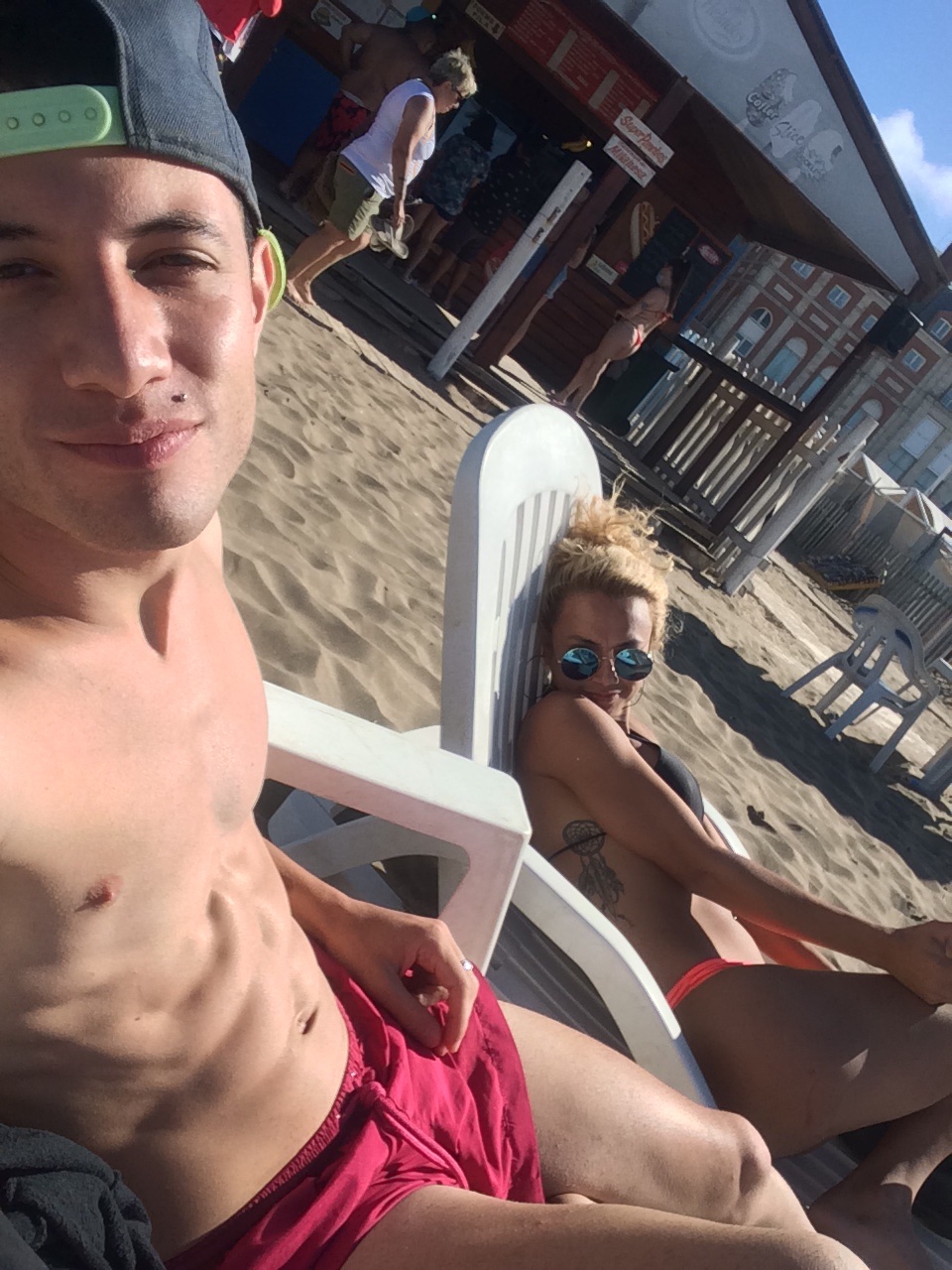 1 pic. BUENAS BEBES!RETWEET Y AGREGENME!?ESTOY EN MARDEL CON LAS DOS BOMBONAS UNA CHICA Y OTRA ES TRANSEXUAL?SI