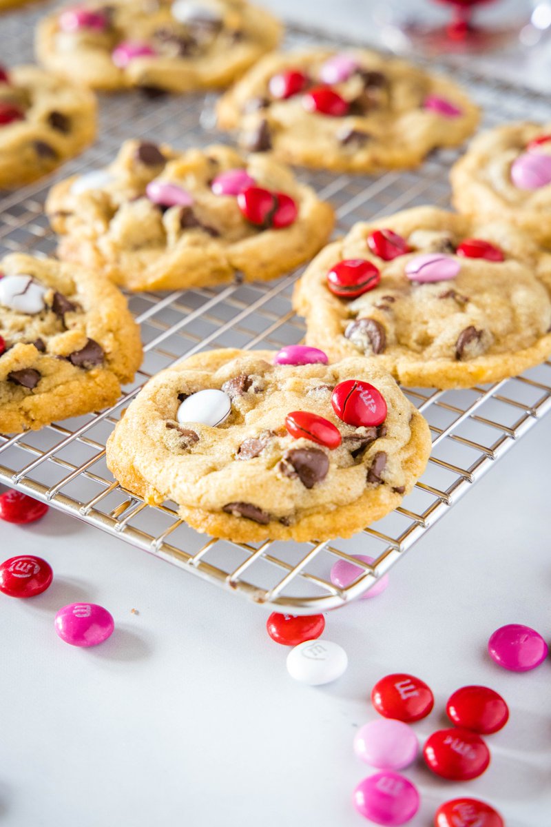 Dinnersdishes's tweet image. Get ready for Valentine's Day with these Brown Butter Chocolate Chip Cookies! They are the ultimate cookie and will surely impress your Valentine. Get the #recipe dinnersdishesanddesserts.com/brown-butter-m…