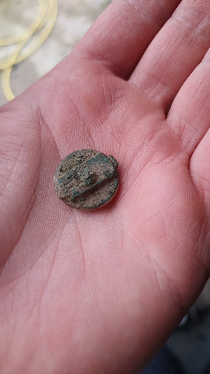 Went out for an hour. Any 1 know what it cud be . Is it gold 🙈 this is how it came out the ground 😎