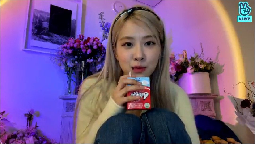 K_pop_MX's tweet photo. ¡¡ROSÉ YA ESTÁ EN VIVO POR VLIVE!!

LINK: https://t.co/XkMD2Fp9Mv

#HAPPYROSEDAY 
#AllourLoveForROSEDay https://t.co/LDzn0ICpgE