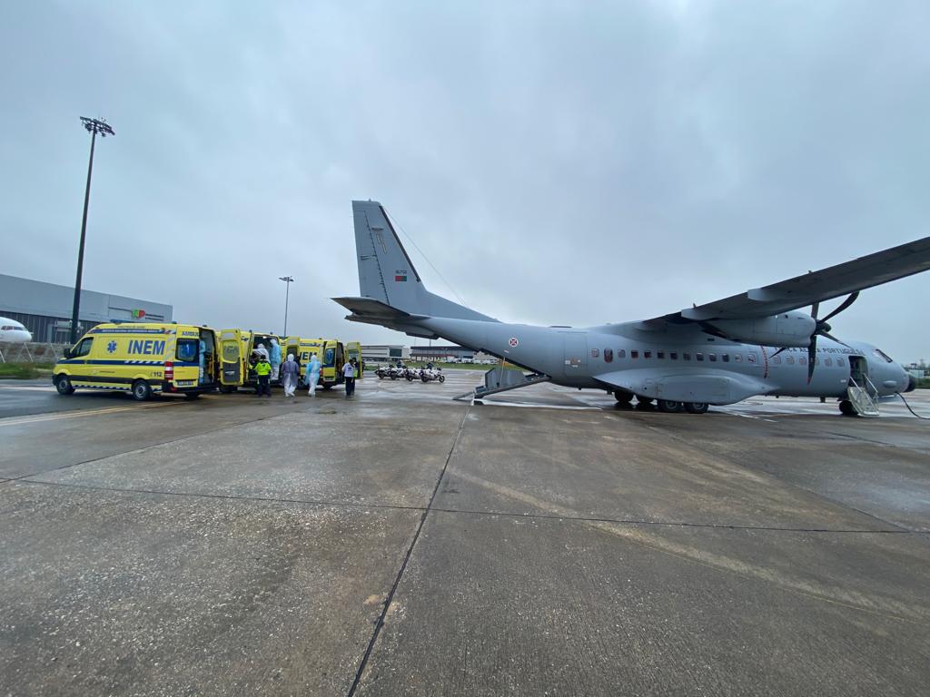 fap_pt's tweet photo. Nesta tarde foram transportados mais quatro doentes com #covid19, de Lisboa para o Porto, num avião C-295M.
A bordo seguiu uma equipa de #Saude da Força Aérea, constituída por dois médicos e quatro enfermeiros.

#pandemia #transporteaeromedico https://t.co/3lv8SQ56Uy