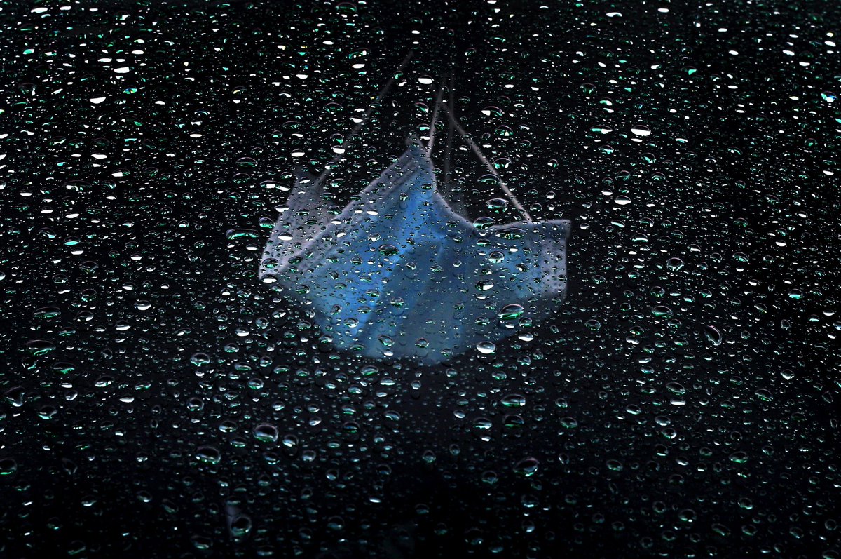 📸🎉Glückwunsch!🎉 In unserer erstmals vergebene Kategorie Symbolbild setzt sich Karl-Josef Hildenbrand durch. Sein <a href="/dpa/">dpa</a>-Bild des Jahres 2020 zeigt einen medizinischen Mundschutz am Rückspiegel eines im Regen parkenden Autos.