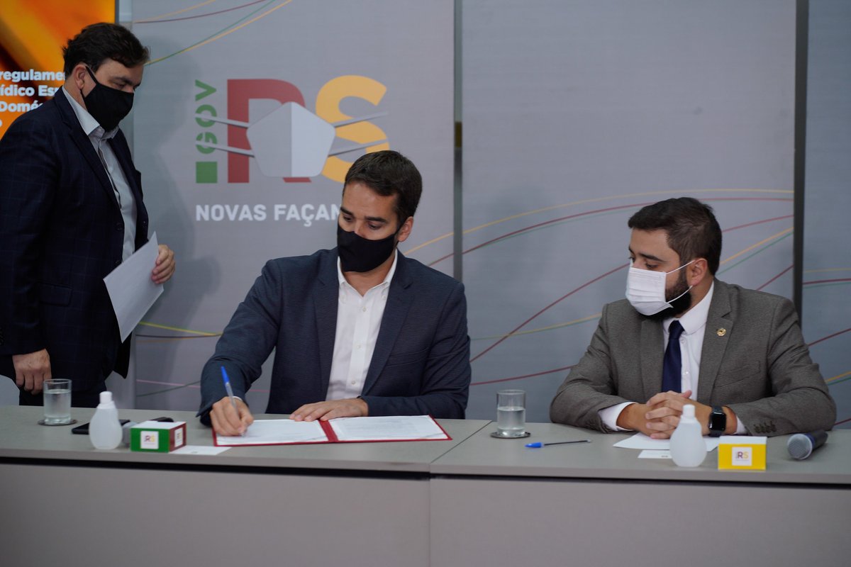 EduardoLeite_'s tweet photo. A partir de uma grande mobilização de protetores, assinamos o decreto que vai pôr fim à realização de corridas utilizando cães e a outras crueldades contra os animais no Rio Grande do Sul, através da regulamentação de um artigo do novo Código Ambiental. https://t.co/432a3VXrMy