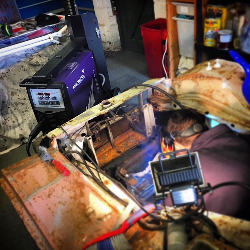 Parweldltd's tweet photo. The mighty XTM252I synergic compact MIG inverter, the 250A single phase machine comes loaded on the trolley and ready to go!🥇
Shoutout to @quiffs_fab_shop (IG) for the snap📸
#Parweld #Welding #MIG #Synergic #XTM252 https://t.co/XV7K4AIhTL