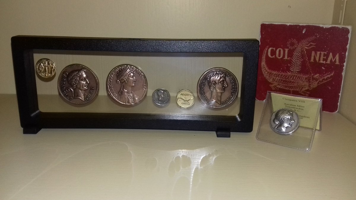 Petit voyage dans le temps avec cette galerie de portraits. Bientôt, ouverture d'un #musée (en catimini) dans ma bibliothèque. 
#Cleopatra 
#Cesar 
#histoire 
#antique 
#Egypte