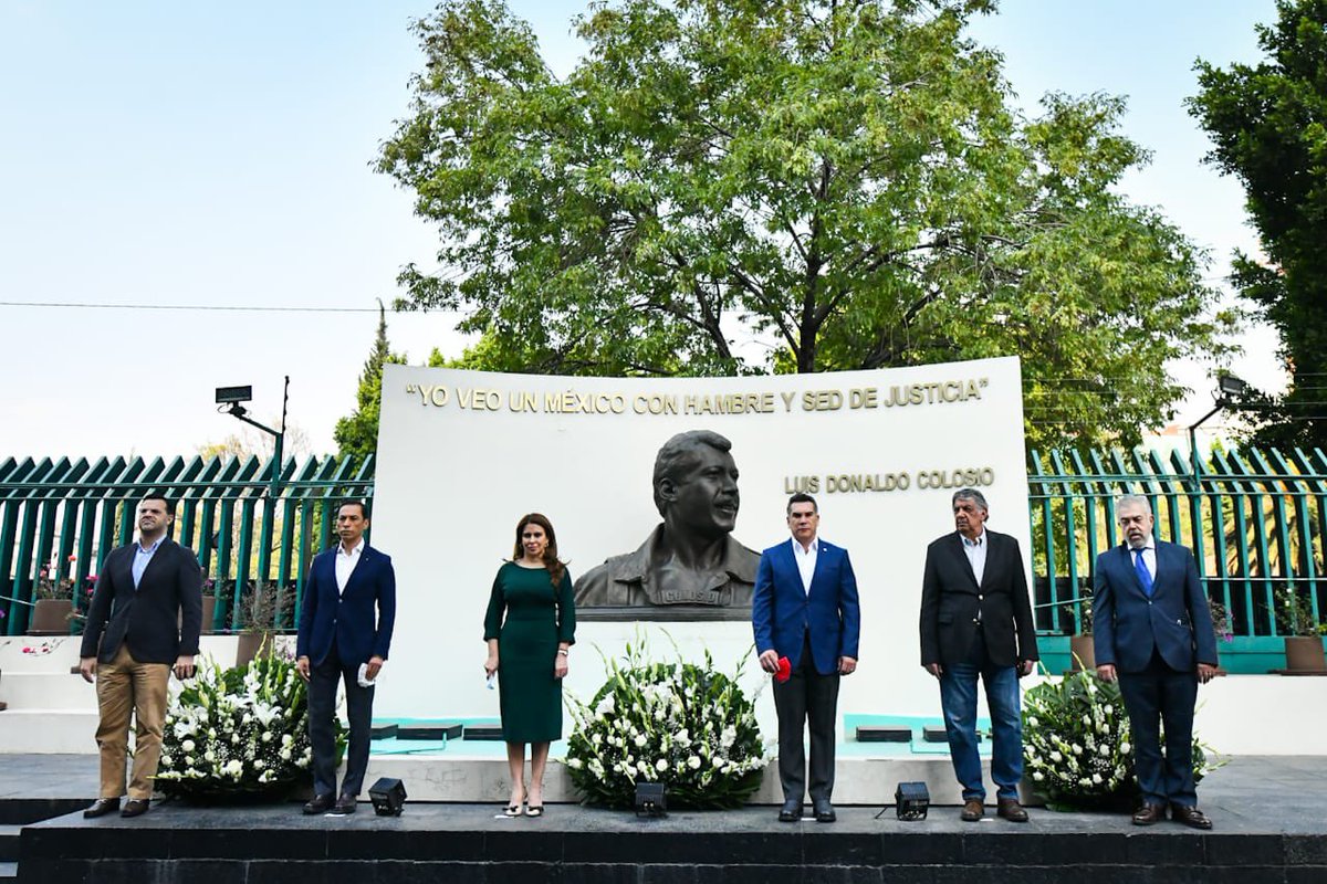 PRI_Nacional's tweet photo. En el PRI honramos el legado ideológico y político de Luis Donaldo Colosio, quien siempre trabajó con pasión en beneficio de las familias mexicanas.
A 71 años de su Natalicio, llevamos a cabo una guardia en su honor en la sede nacional de nuestro partido. https://t.co/9RgrcXVTtP