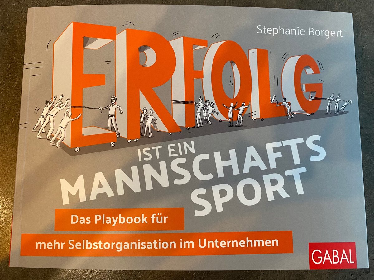 stborgert's tweet photo. So, da isses. Und so sieht dann ein Graphic Recording meines Interviews mit Jos de Blok aus. Schön orange, oder? 😘 an @sandraschusan für die tollen Grafiken und Deine Ideen und Deine Kreativität und Deinen Humor und Deine Albernheit und das Sushi und überhaupt. @gabalbuecher https://t.co/AsPGVYO0km