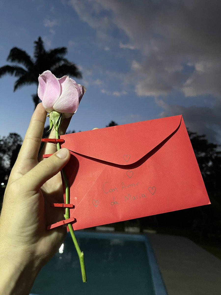 FamosoVem's tweet photo. O humorista @whindersson Nunes recebe a sua primeira carta de amor de sua querida mulher, agora aos 26 anos. Que fofo 😍😁☺️

Siga-nos no #Instagram: @vem_ser_famoso_aqui
Siga-nos no #Facebook: @vem_ser_famoso_aqui
Siga-nos no #Youtube: @vem_ser_famoso_aqui https://t.co/59XkXjMzfm