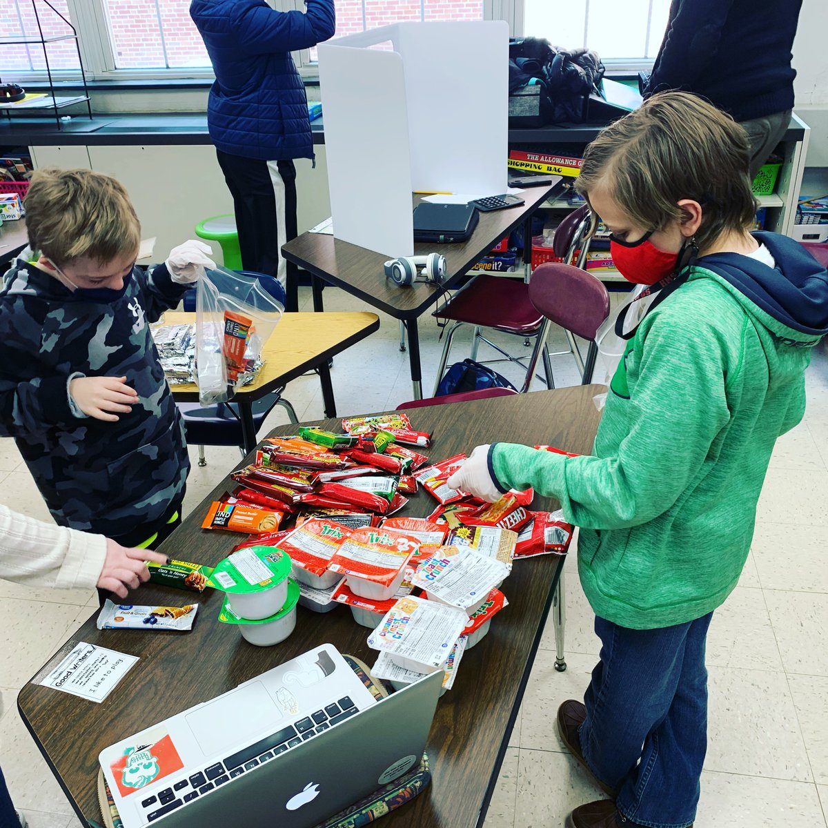 HMSMrsMiller's tweet photo. Making love bags to donate to the homeless in Philadelphia 💗💗 https://t.co/BPyM0udLzV