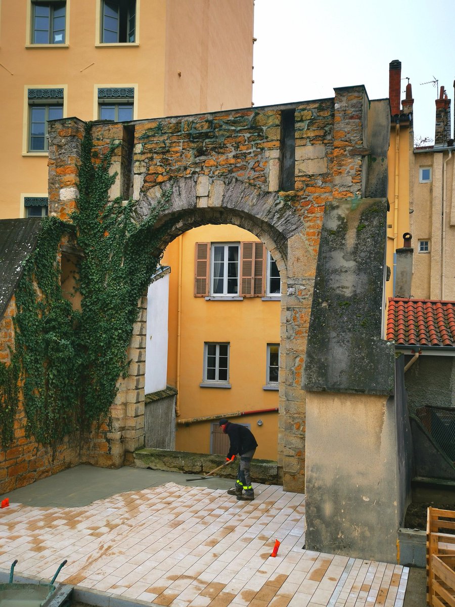#creditagricoleimmobilier redonne vie à la mythique porte Saint Sébastien sur la croix rousse. Les Gones à vos encyclopédies digitales 🤔 @Raph_M_Lyon <a href="/RenaudPayre/">Renaud Payre</a> <a href="/69004/">Lyon Croix-Rousse</a> <a href="/beavessiller/">Béatrice VESSILLER</a>