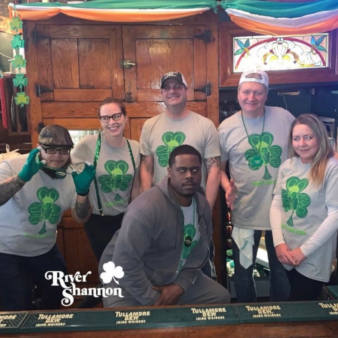 RiverShannonPub's tweet photo. Your favorite St. Patrick’s Day Crew is back behind the bar this year! Make sure to buy your ticket for the March 13th celebration before they sell out!☘️

#RiverShannonPub #LMGChicago #DogFriendly #Chicago #ChicagoBars #Bars #LincolnPark #StPatricksDay #StPaddysChicago #YCDAD https://t.co/whiGMIK4ND
