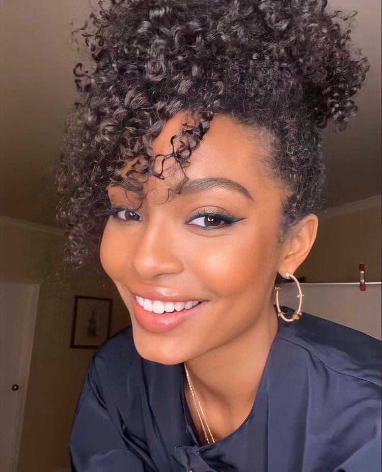 Happy 21st Birthday Yara Shahidi.
Her face is top tier 