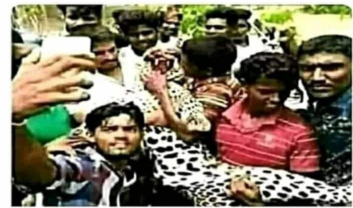 hasaun_wale's tweet photo. TEACHER AT ZOO :- ਜਾਨਵਰਾਂ ਨੂੰ ਕੋਈ ਨੀ ਹੱਥ 
LE BACKBANCHERS :- https://t.co/0mK4zf2EjH