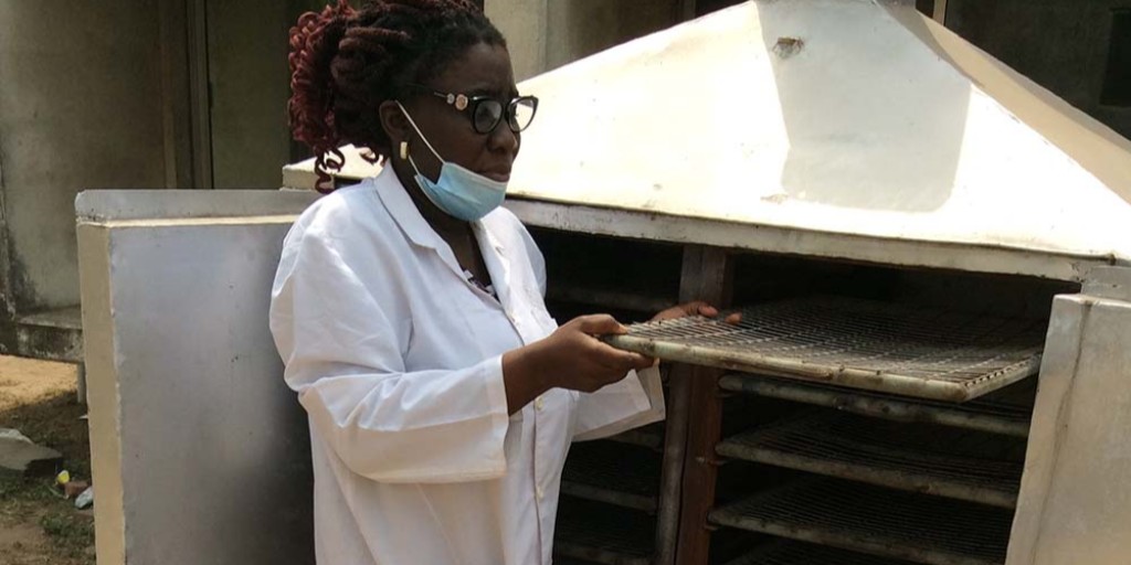 JHealthPoll's tweet photo. #WomenInScience: AyoJesutomi Abiodun-Solanke hopes to change the face of #research in #Nigeria by contributing to the study of safe &amp; sustainable fish.

"I want to be a solution provider to the problem of food &amp; nutrition insecurity..."

Read her paper:
https://t.co/TBsVGEMPeY https://t.co/jX3wkWZDzZ