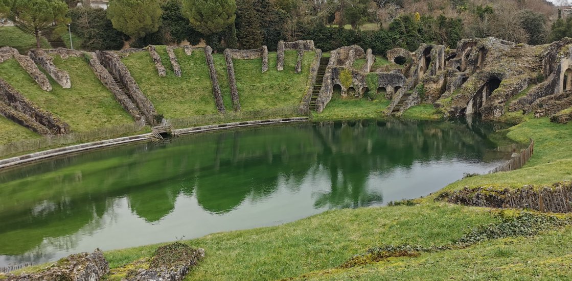 BdT_NAquitaine's tweet photo. Terminons à @VilledeSaintes @aggloSaintes Echange avec 
@brunoDRAPRON 
 ✍️Signature offre prêt #tourisme 1,6 M€ pour l'aménagement de l’amphithéâtre gallo-romain et du vallon des arènes 🤩
Prêt #ACV 2 M€ pour l'aménagement du nouveau siège administratif de l’agglo 🏢
#AVosCotés https://t.co/ylgPyYQixw