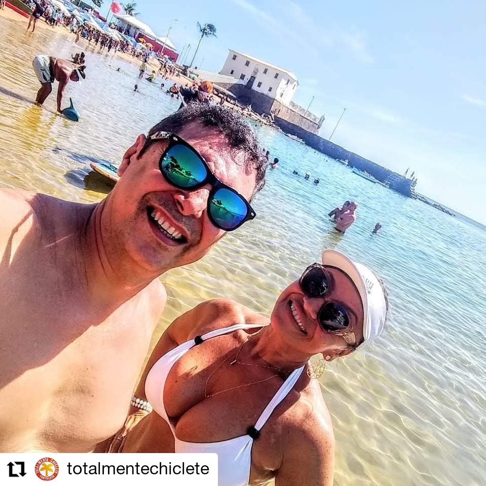 #Repost @totalmentechiclete
• • • • • •
A quarta continua e tomar um banhozinho nesse marzao calmo  do porto da barra não tem preço.

#tbt #carnavalvirtual #carnavaldesalvador
#2021